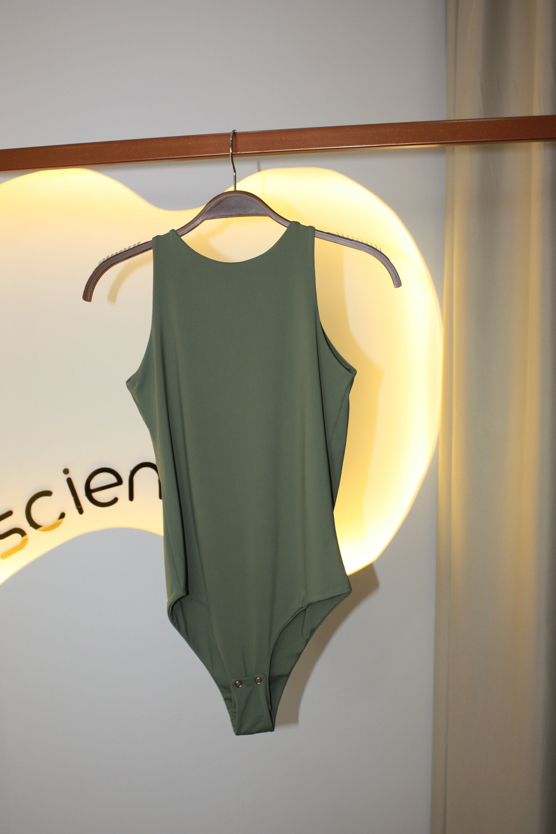 Body Aurora feminino elegante com acabamento refinado