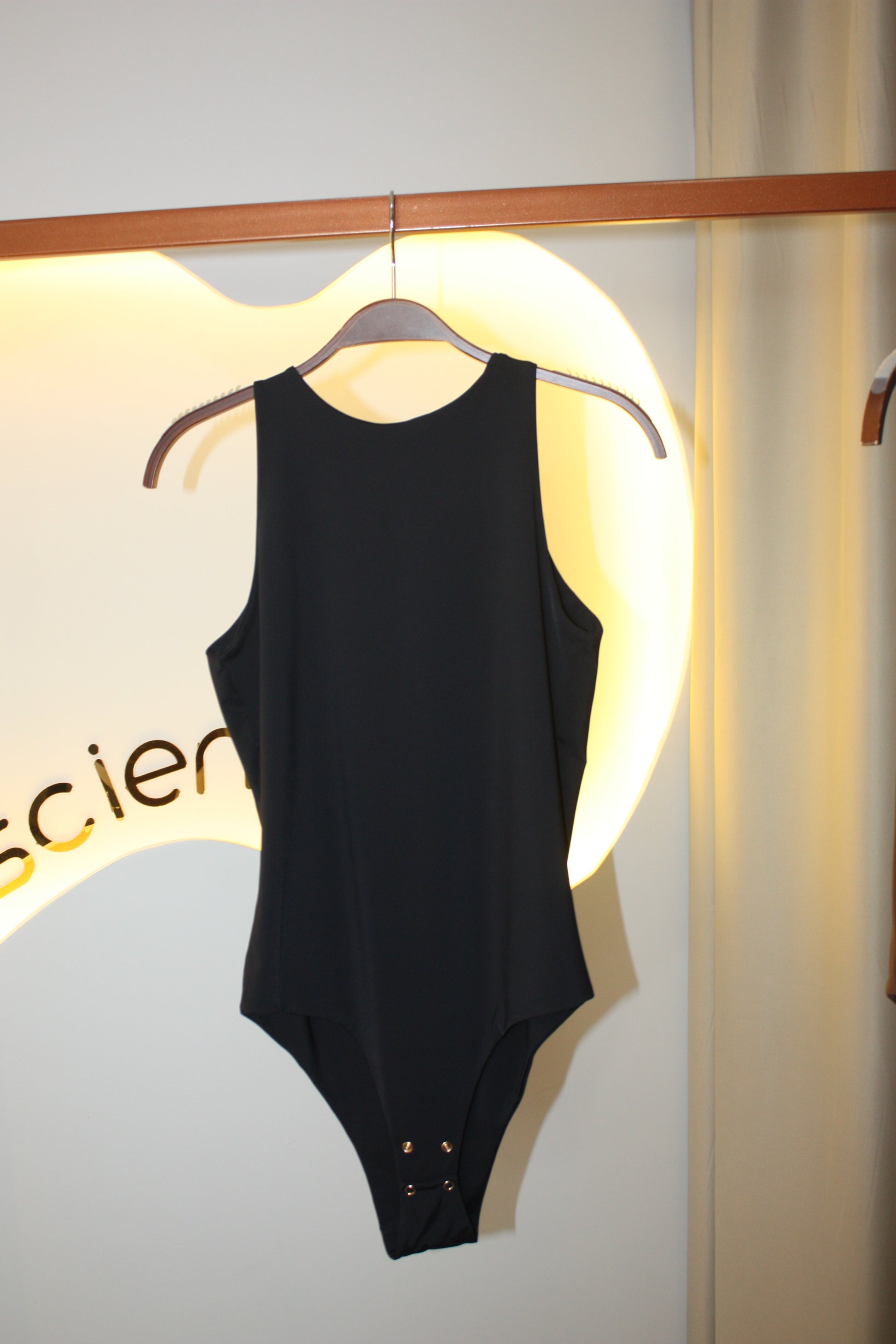 Body Aurora minimalista com design sofisticado