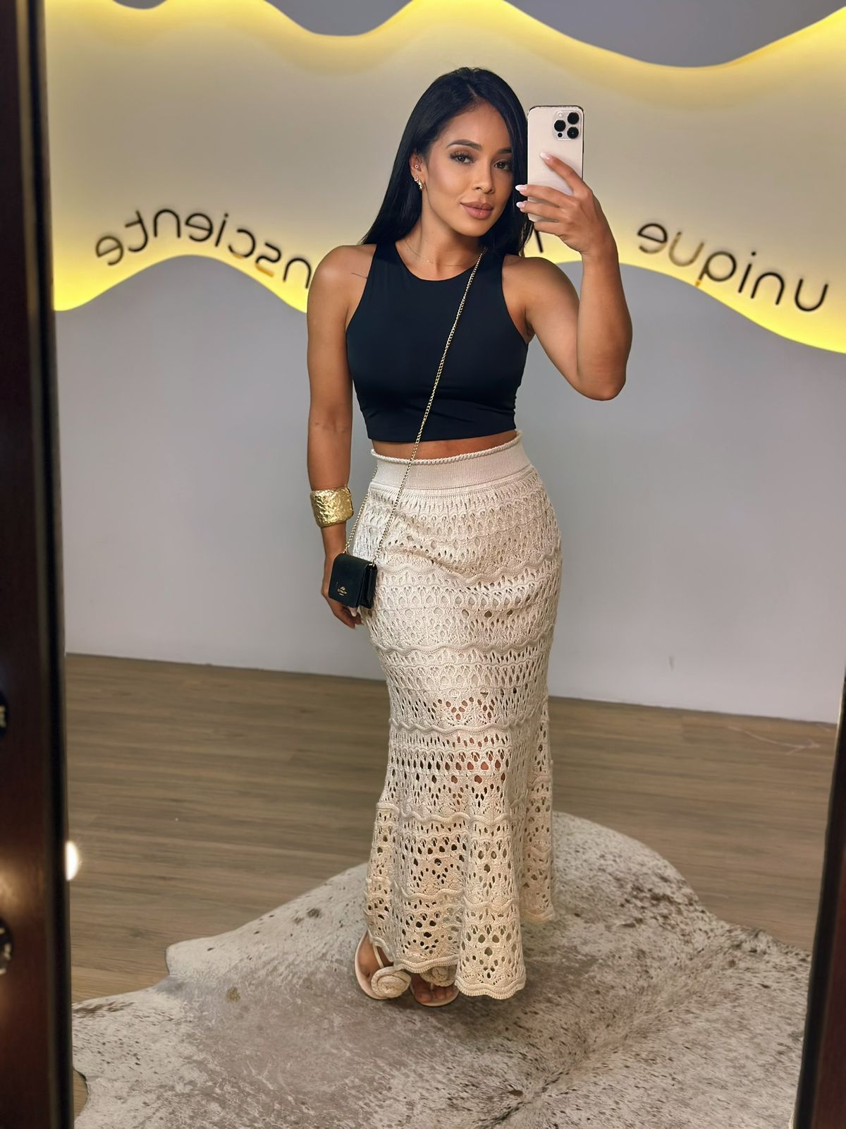 Cropped Aurora em composição sofisticada, ideal para diferentes ocasiões.