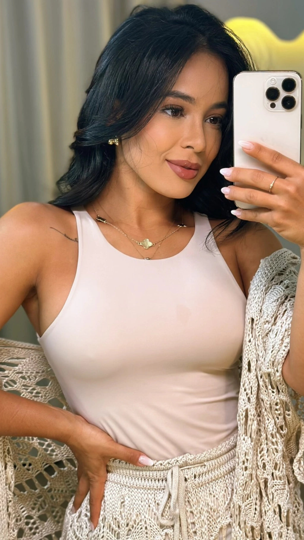 Detalhes da Blusa Aurora em bege mostrando o caimento fluido e o design moderno da peça.