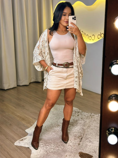 Blusa Aurora feminina em tecido leve com mangas abertas estilo kimono, ideal para dias quentes.