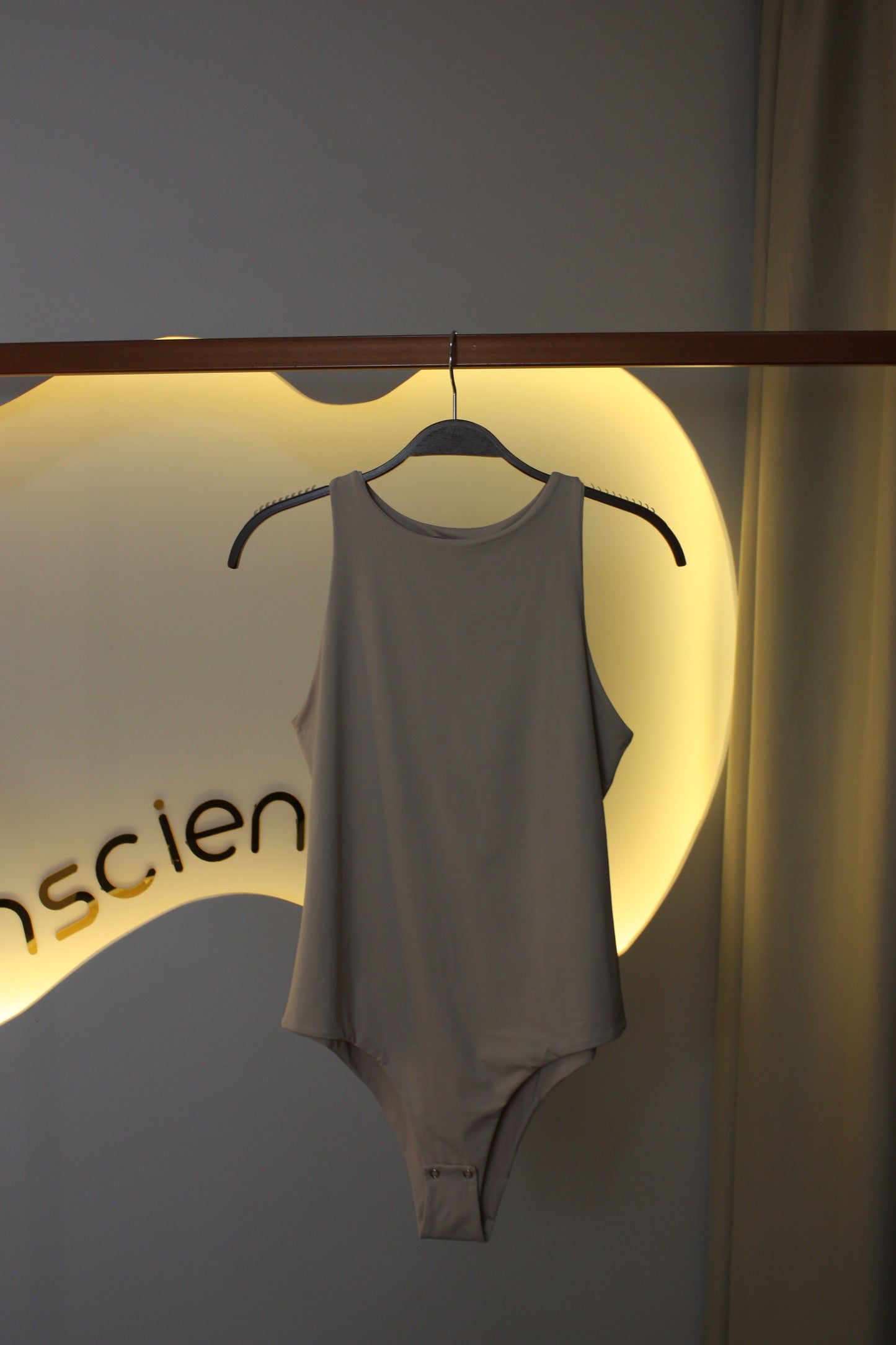 Body Aurora minimalista com design sofisticado