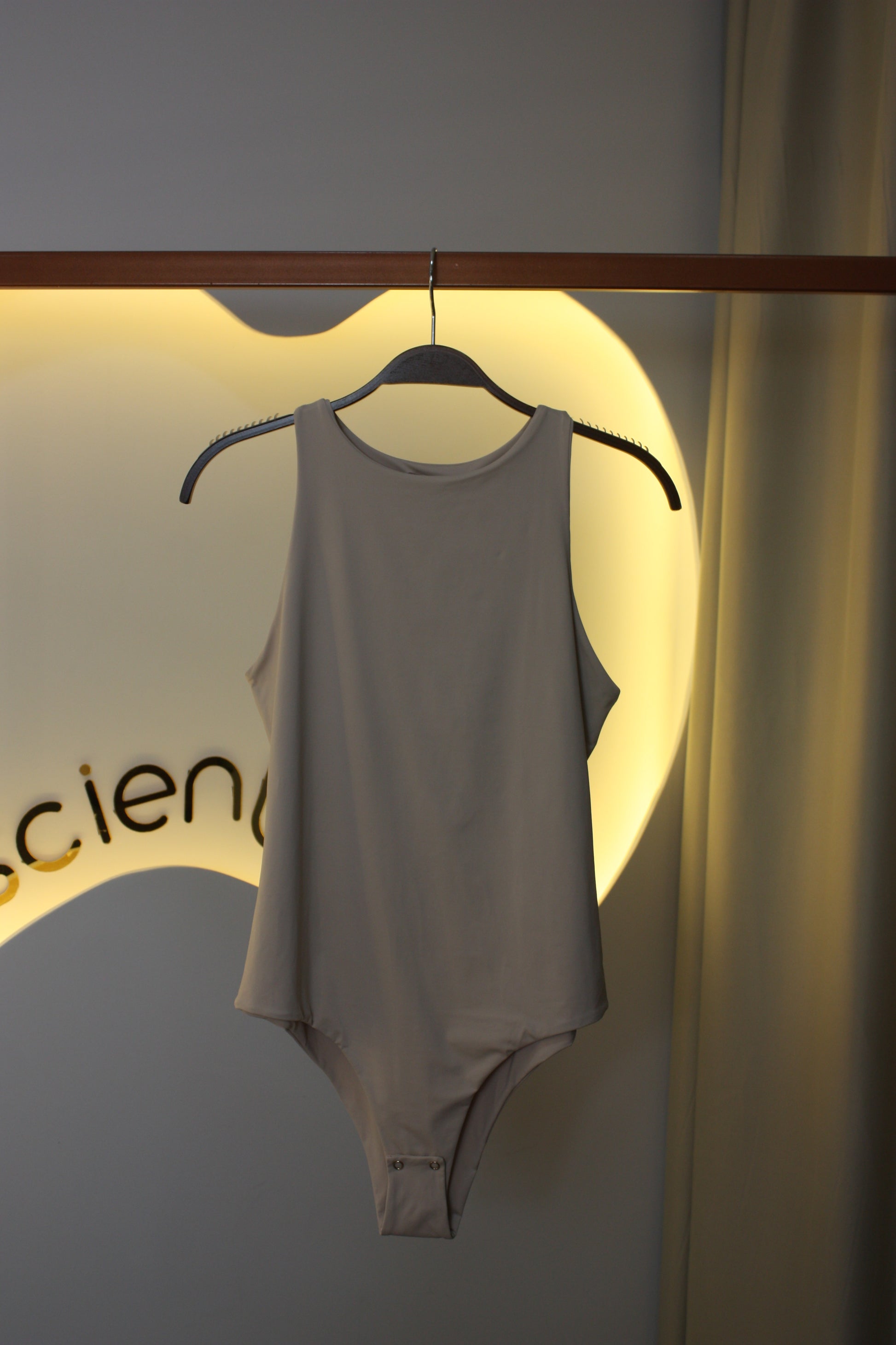 Body Aurora estiloso para combinar com saias e calças