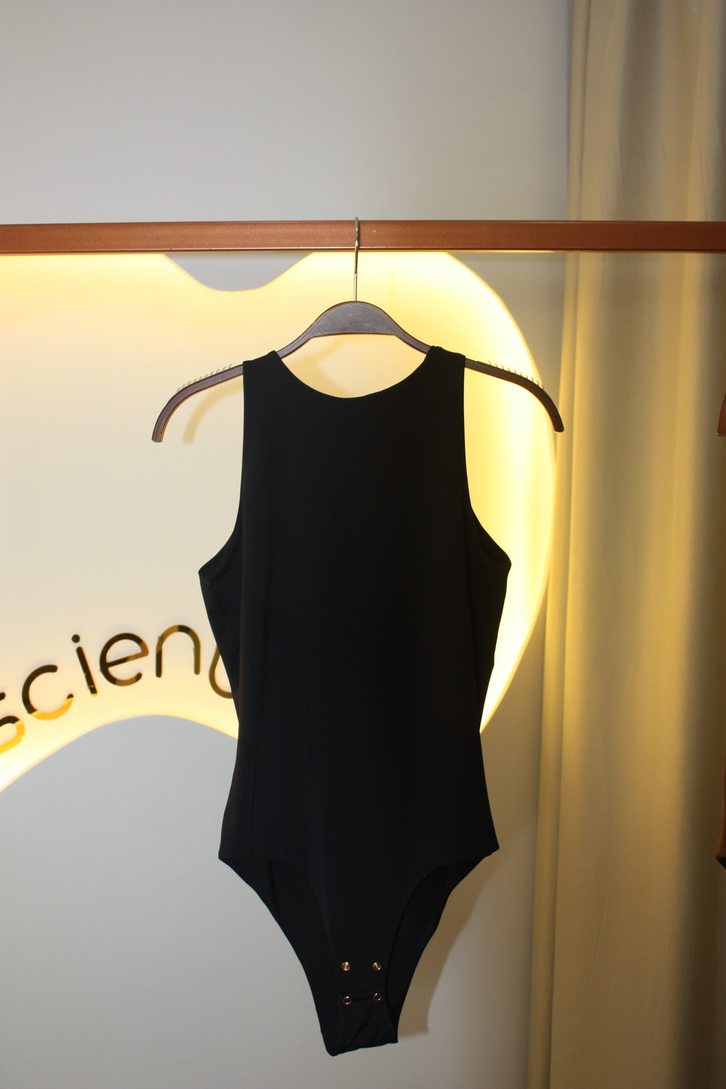 Body Aurora minimalista com design sofisticado