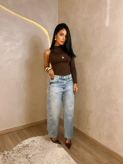 Vista lateral do Body Luna 1 Ombro preto ajustado ao corpo