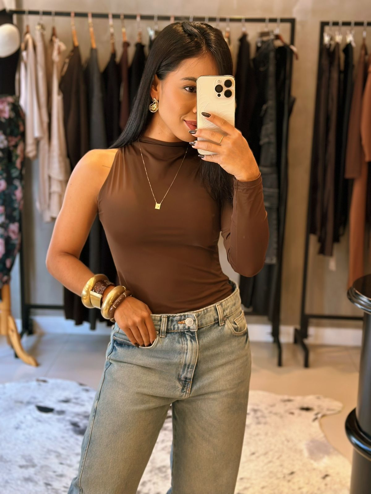 Modelo caminhando com Body Luna 1 Ombro preto