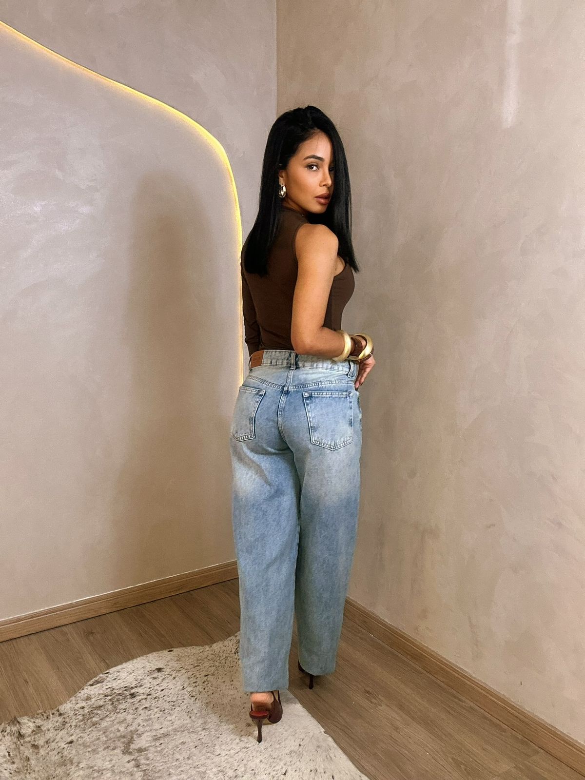 Look casual feminino com Body Luna 1 Ombro preto