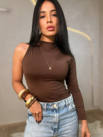 Modelo sentada vestindo Body Luna 1 Ombro marrom