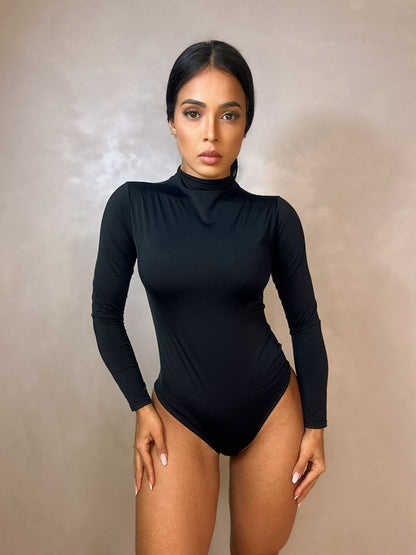 Body Luna manga longa preto com gola alta em ensaio fotográfico