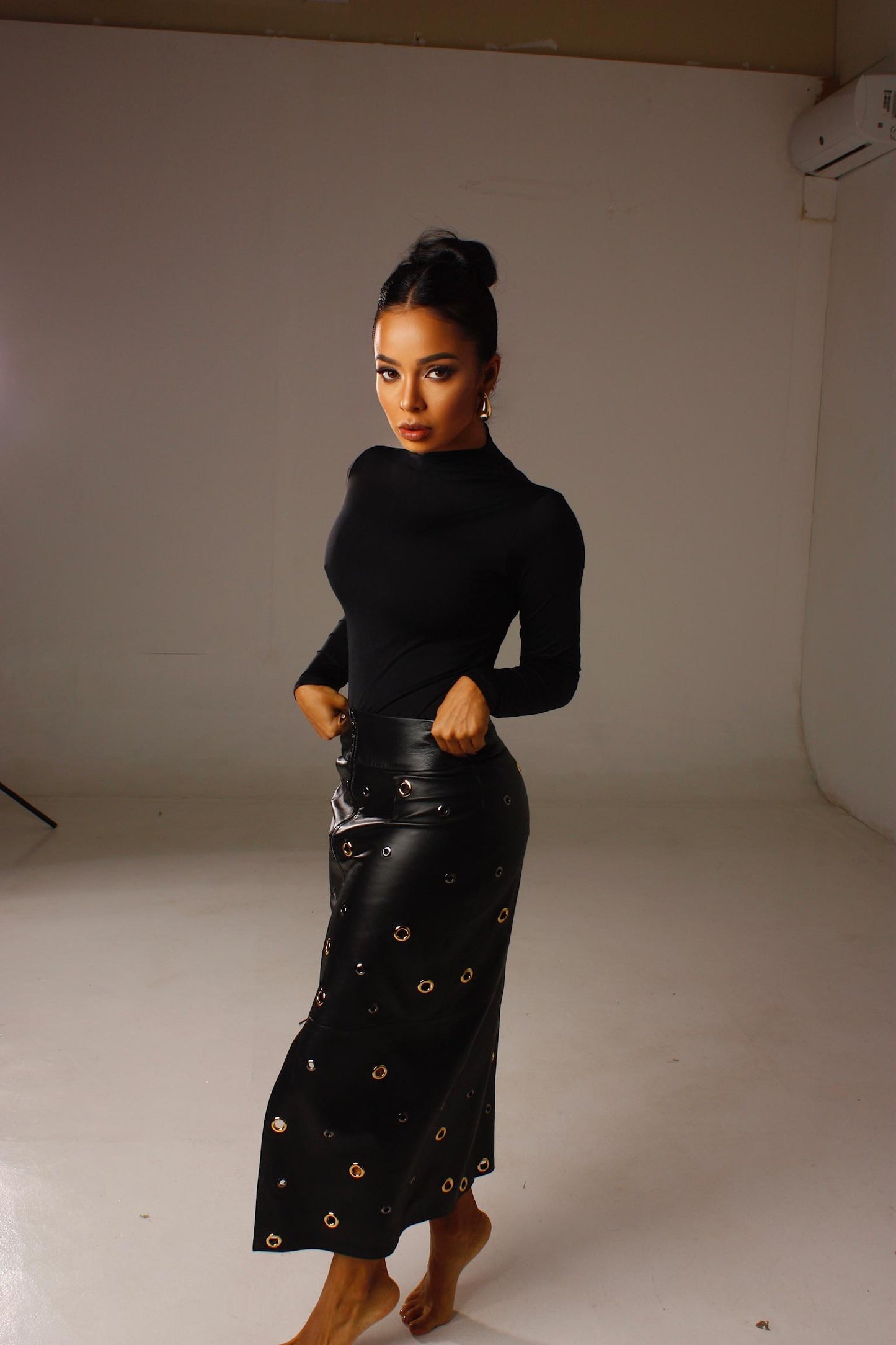 Body Luna manga longa preto usado com estilo elegante e moderno