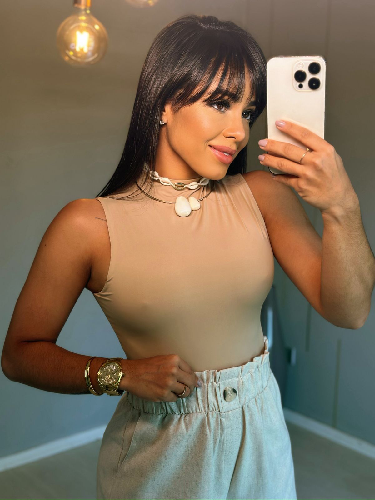 Body Luna preto usado com saia feminina