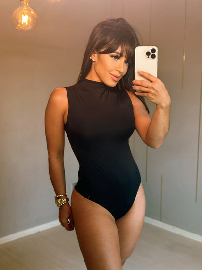 Modelo em pé exibindo Body Luna preto minimalista