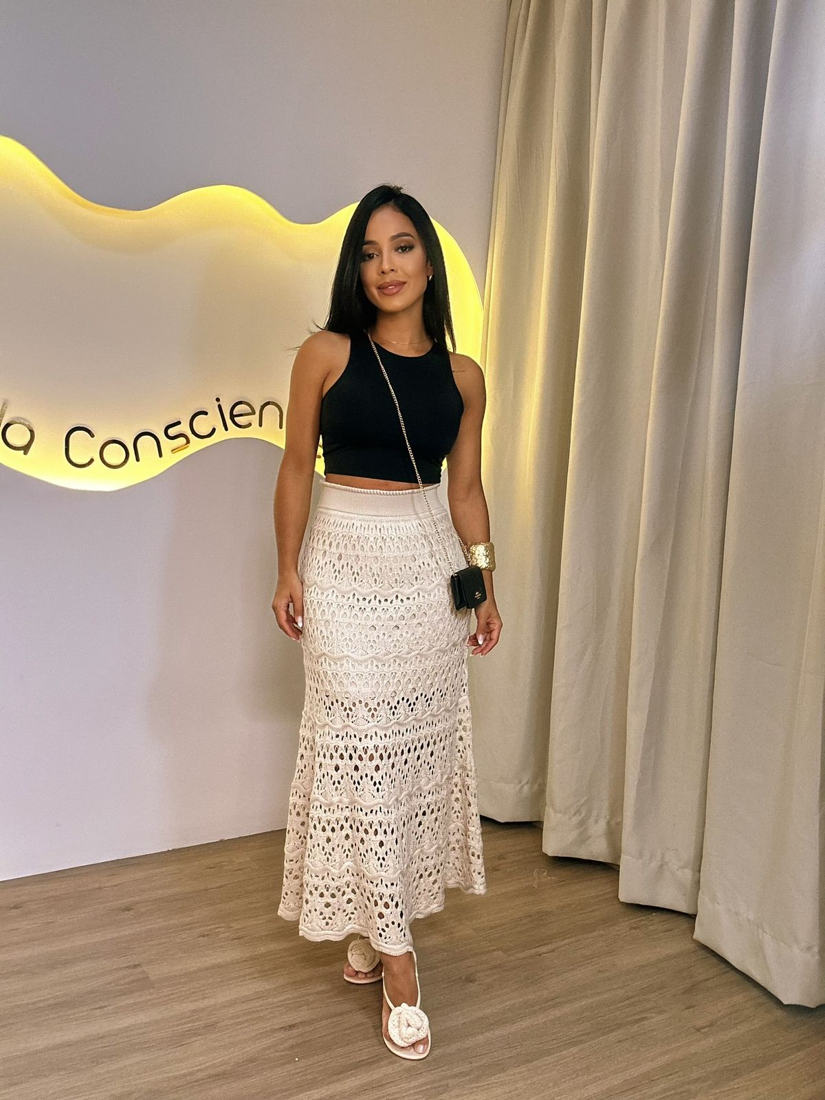 Cropped Aurora branco usado com saia estampada fluida em look leve.