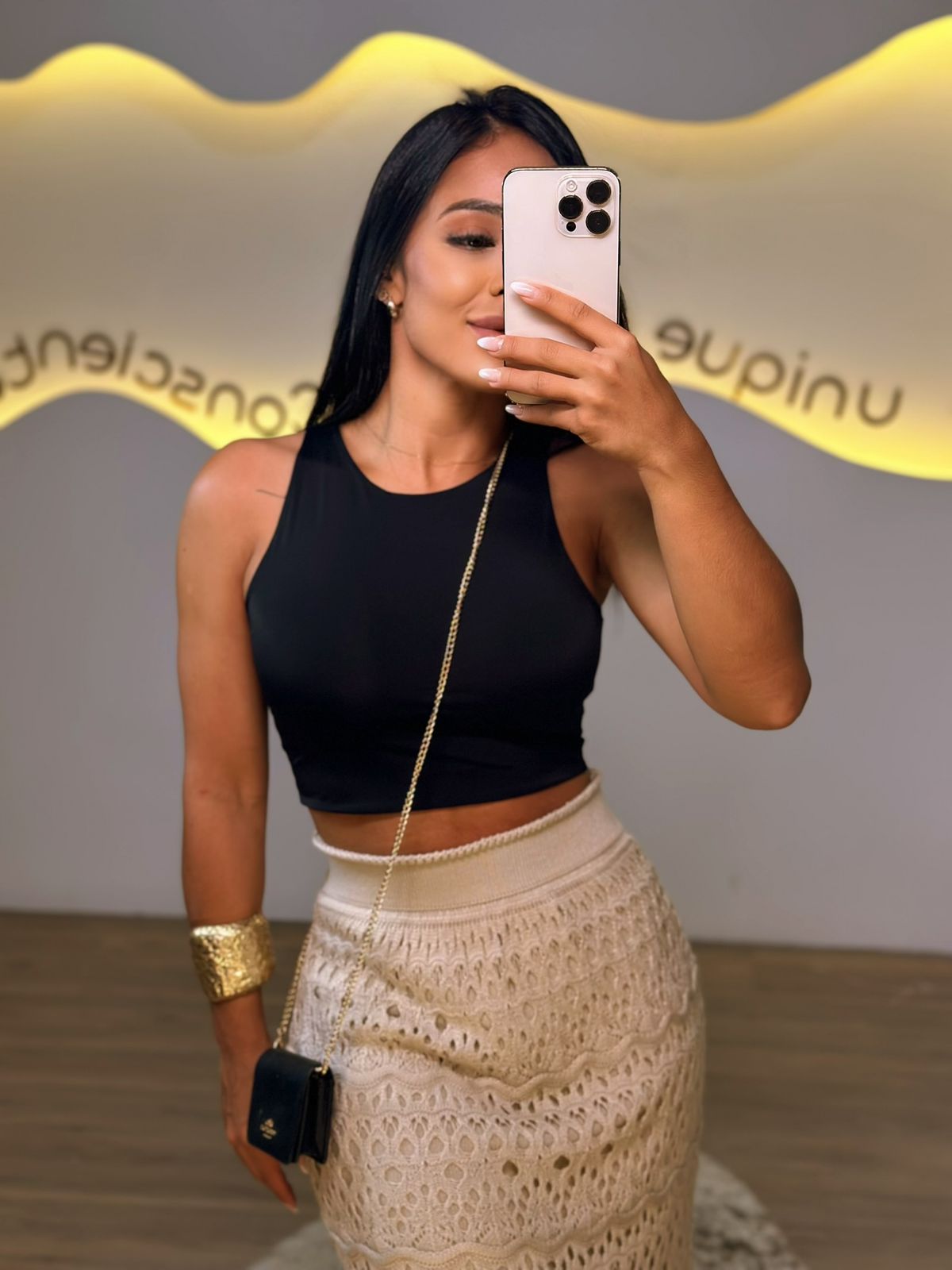 Cropped Aurora em composição sofisticada, ideal para diferentes ocasiões.