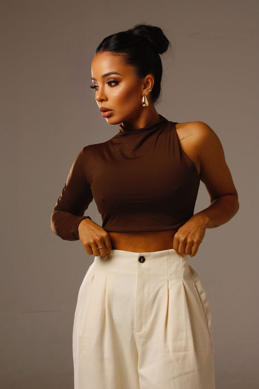 Mulher usando Cropped Luna 1 Ombro Só marrom com calça clara, look moderno e sofisticado