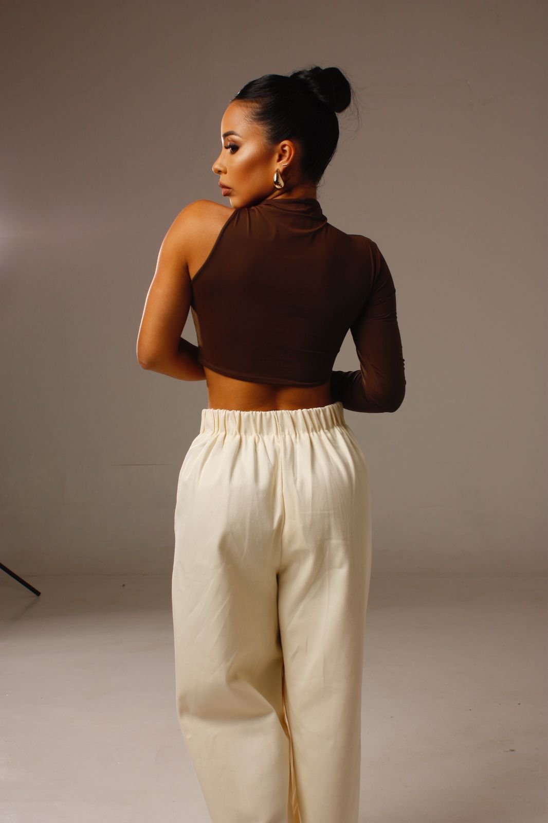 Cropped Luna 1 Ombro Só marrom em estilo casual chic, ideal para diferentes ocasiões.