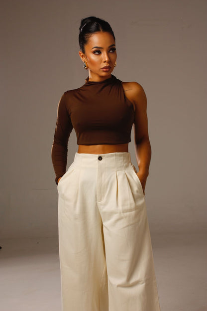 Cropped Luna 1 Ombro Só marrom em look feminino moderno com calça clara.