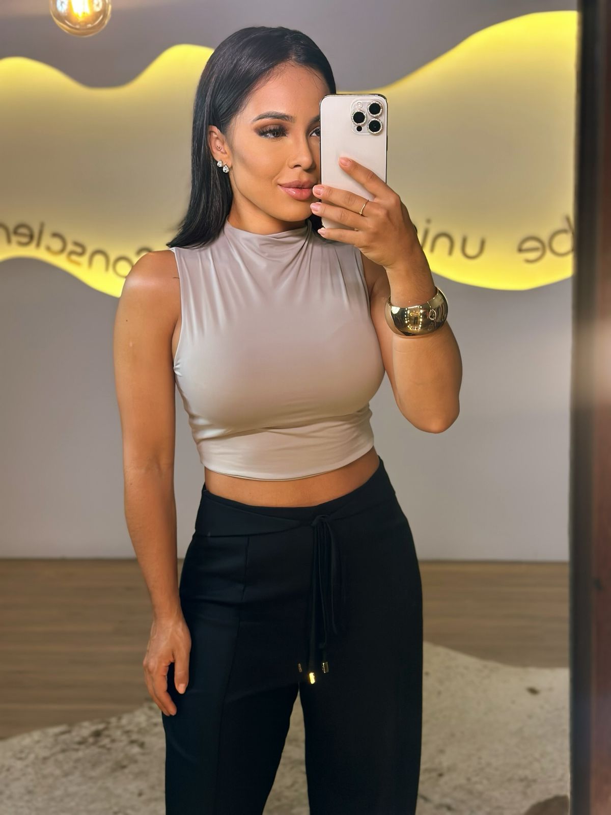 Mulher usando Cropped Luna bege com calça preta, visual moderno e sofisticado.