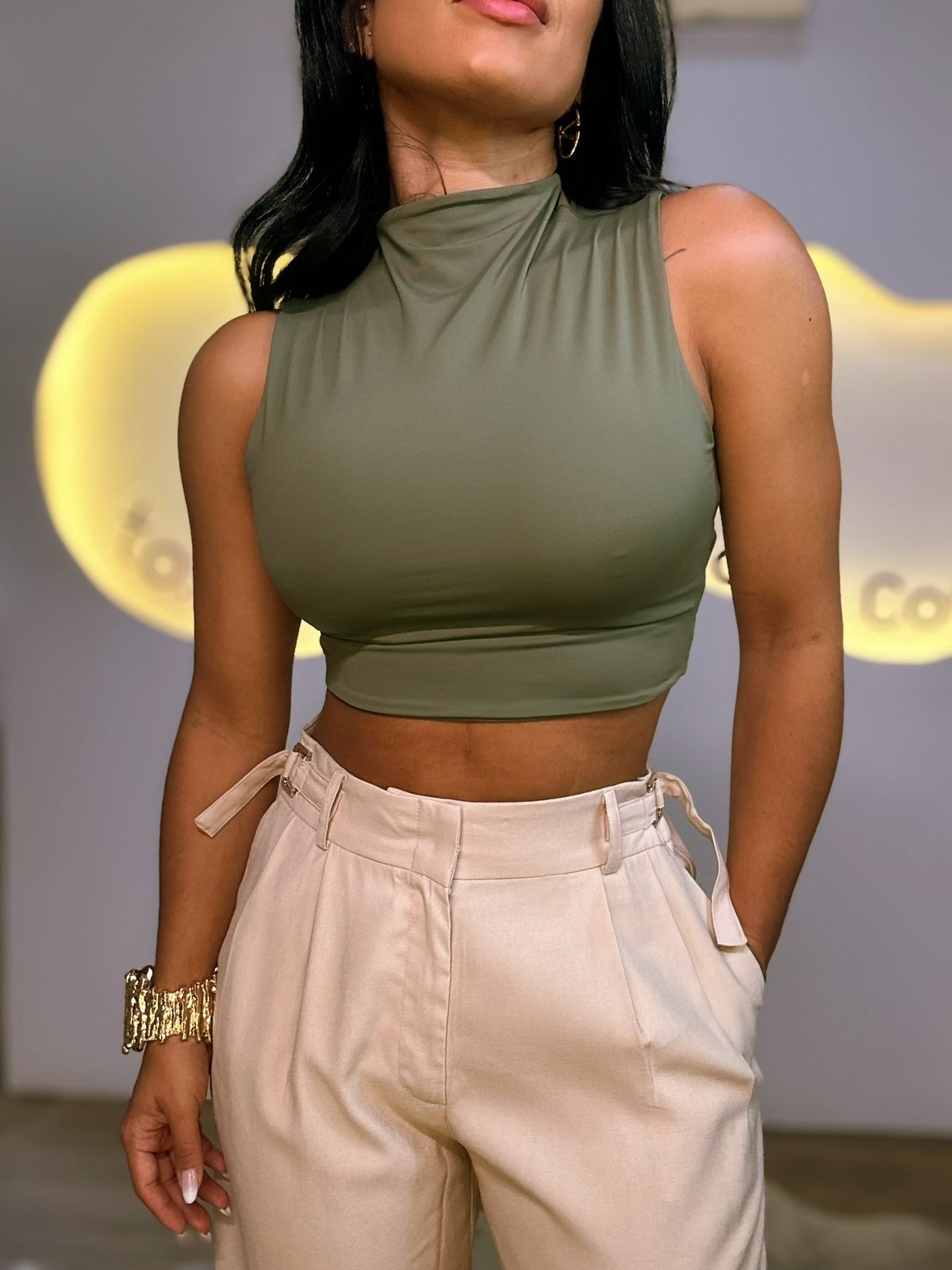 Look com Cropped Luna verde e calça bege de alfaiataria, estilo casual chic.