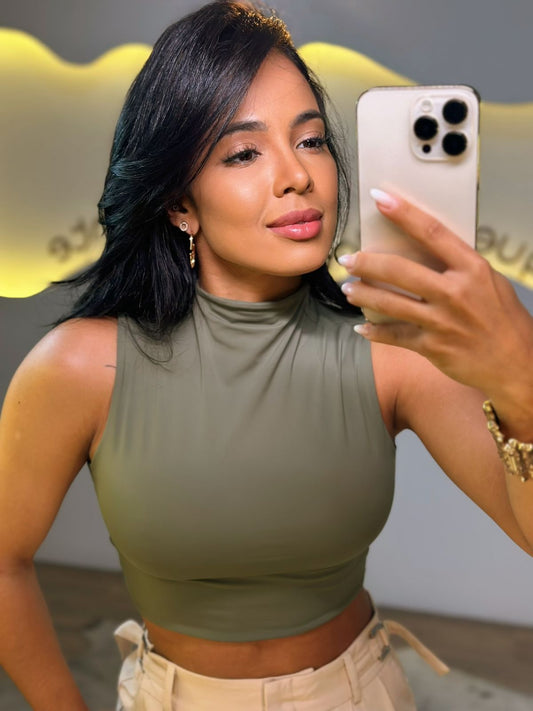 Mulher usando Cropped Luna verde de gola alta, ideal para looks modernos e casuais.